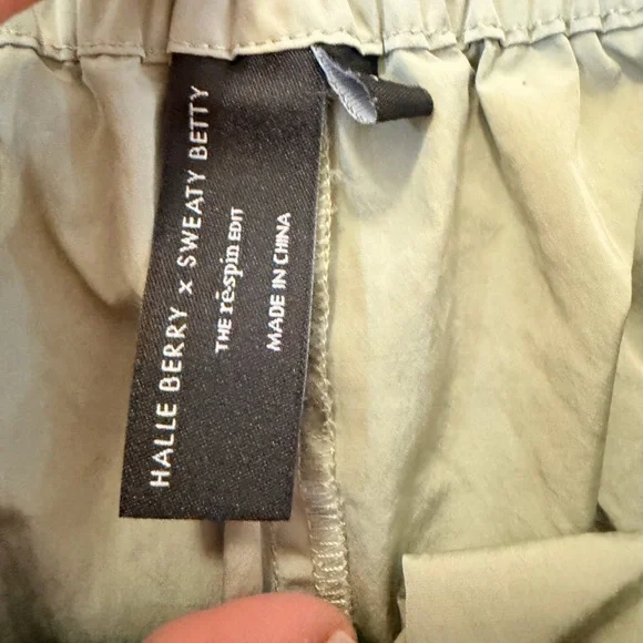 Halle Berry x Sweaty Betty Maia Woven Jogger in Chalkgreen - Picture 6 of 9